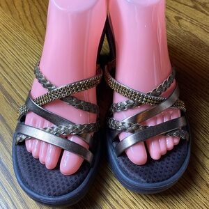 Sketchers memory foam slip on sandals size 8
SAN-10